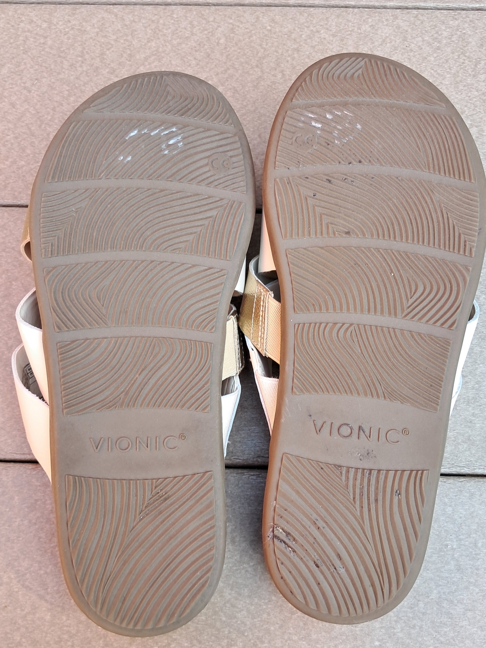 Vionic White Cream And Gold Women’s Sandals - Picture 8 of 9